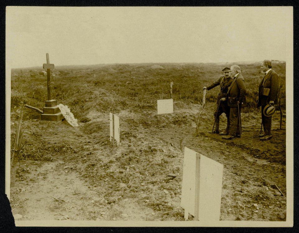 Mr. Lloyd George and Lord Reading at the graves of some of our heroes, Bestanddeelnr 158-0455