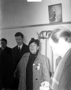 Mrs. Josphine MacNeill , Iers gezante in Den Haag aangekomen op Schiphol, Bestanddeelnr 903-7975