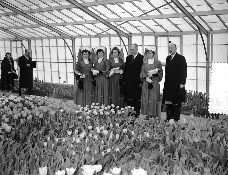 Mr. L. A. Kesper Commissaris der Koningin Zuid Holland opent Keukenhof, Bestanddeelnr 907-0483