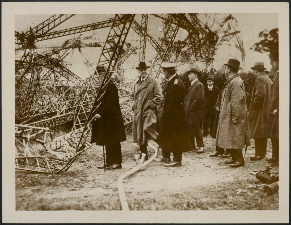 Mr. Lloyd George and Mr. Balfour examining the wreck of one of the Zeppelins bro, Bestanddeelnr 158-2582