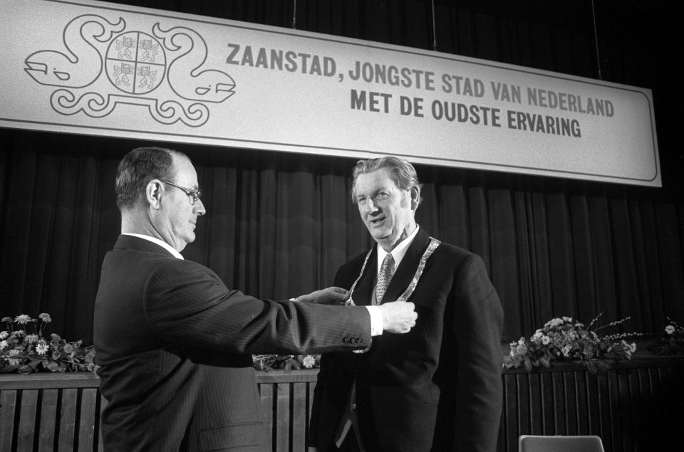 Mr. Kranenburg (Commissaris der Koningin) hangt de nieuw geïnstalleerde burgemee, Bestanddeelnr 926-9122