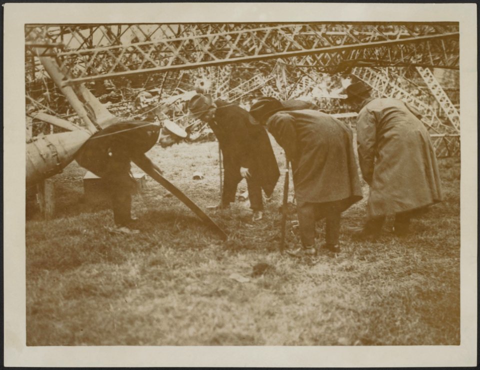 Mr. Lloyd George and Mr. Balfour examining the wreck of one of the Zeppelins bro, Bestanddeelnr 158-2581