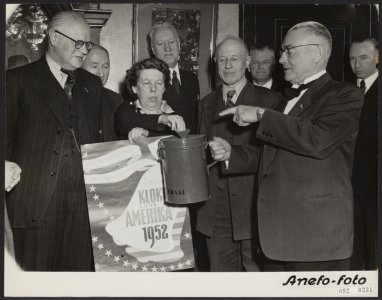 Mr. L.. Kortenhorst, voorzitter van de Tweede Kamer, hanteerd de collectebus voo, Bestanddeelnr 092-0231