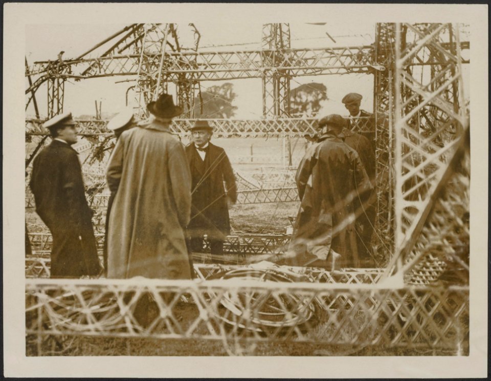 Mr. Lloyd George and Mr. Balfour examining the wreck of one of the Zeppelins bro, Bestanddeelnr 158-2583