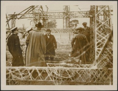 Mr. Lloyd George and Mr. Balfour examining the wreck of one of the Zeppelins bro, Bestanddeelnr 158-2583