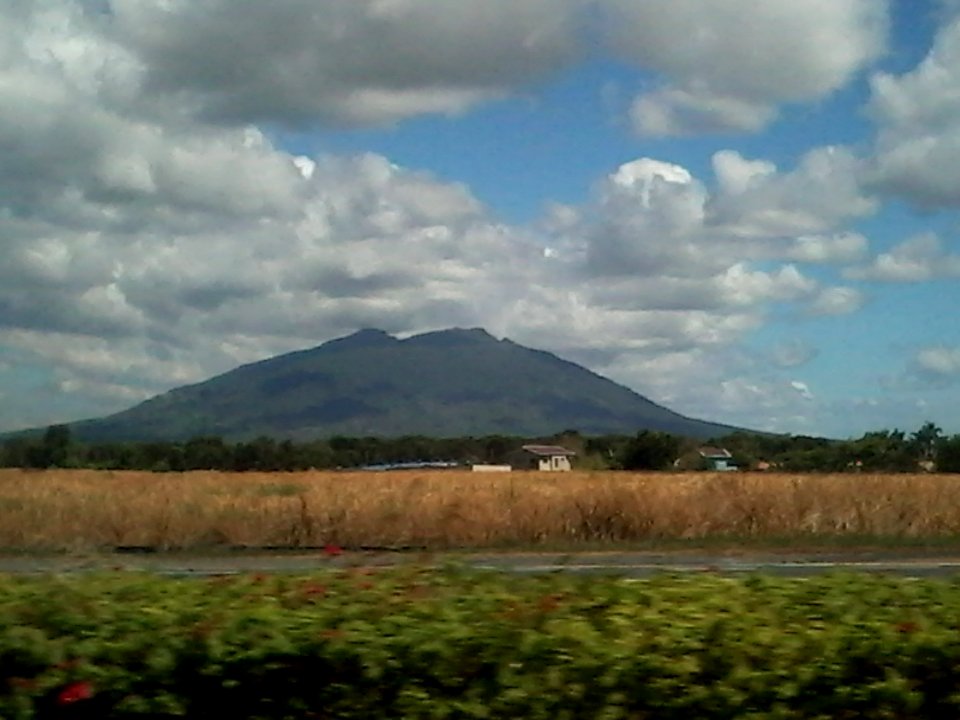 Mount Arayat from NLEX Dec 2018jwilz
