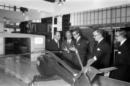 Mr P van Vollenhoven opent Europort 1971 RAI Amsterdam tijdens rondgang, Bestanddeelnr 925-1202
