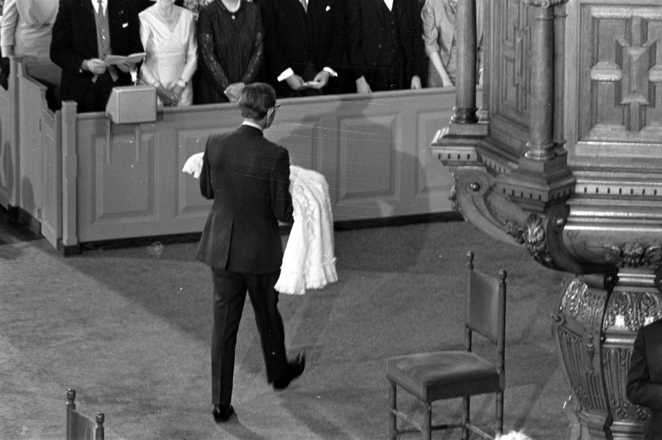 Mr Pieter van Vollenhoven draagt zijn zoon Prins Maurits, Bestanddeelnr 921-6660