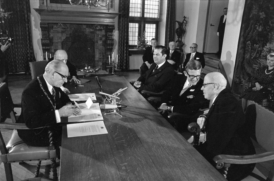 Mr Pieter van Vollenhoven geeft in Nijmeegse stadhuis zijn derde zoon, Prins Pi, Bestanddeelnr 925-4866