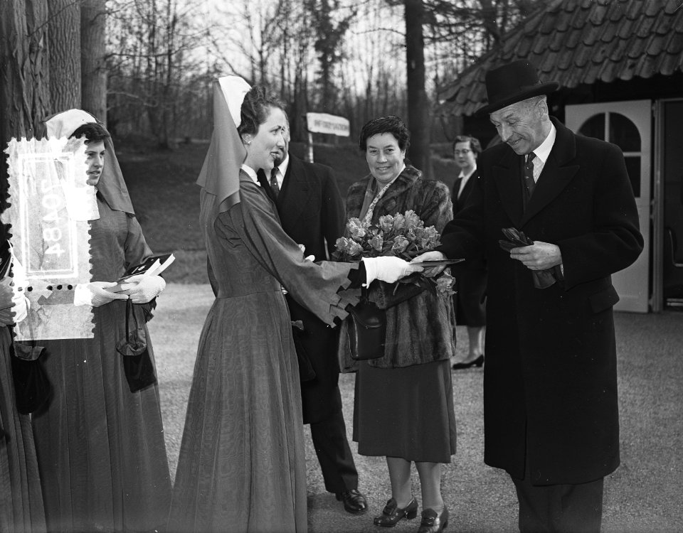 Mr. L. A. Kesper Commissaris der Koningin Zuid Holland opent Keukenhof, Bestanddeelnr 907-0484