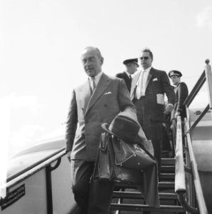 Mr van Rooyen terug in Nederland uit de VS (persconferentie op Schiphol), Bestanddeelnr 914-0035