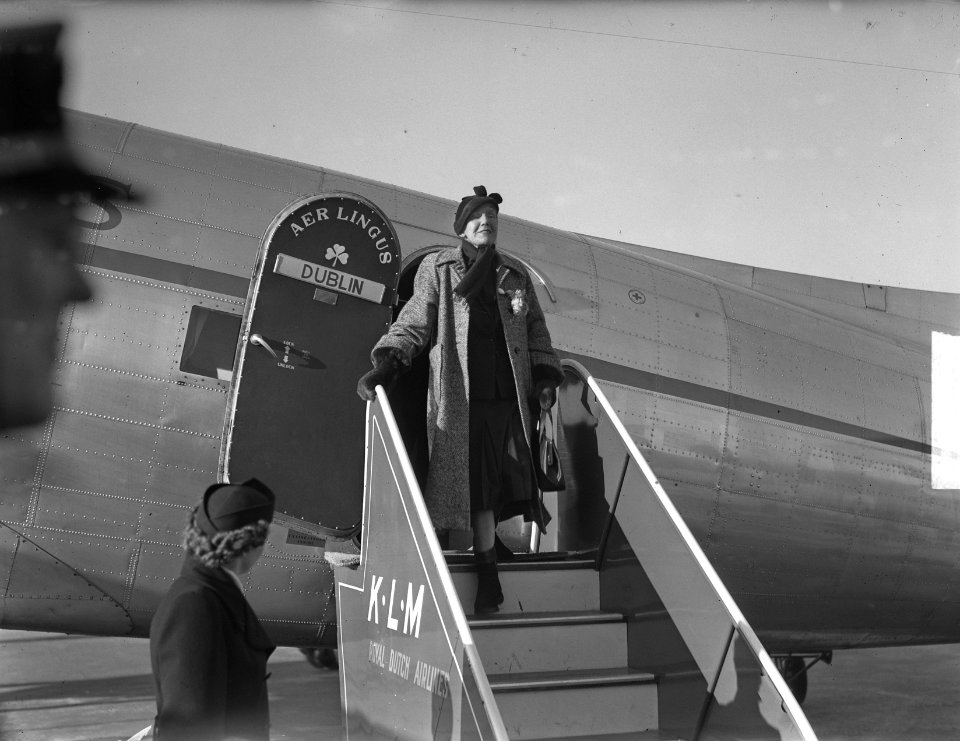 Mrs. Josphine MacNeill , Iers gezante in Den Haag aangekomen op Schiphol, Bestanddeelnr 903-7974