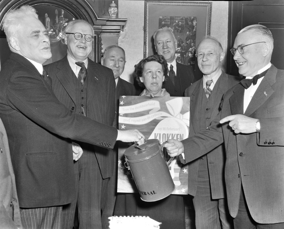 Mr. Kortenhorst, voorzitter van de Tweede Kamer, collecteert voor Amerikaanse Kl, Bestanddeelnr 904-9690