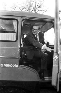 Mr Pieter van Vollenhoven reikt in Lunteren 2000e diploma voor beroepschauffeur, Bestanddeelnr 930-1015
