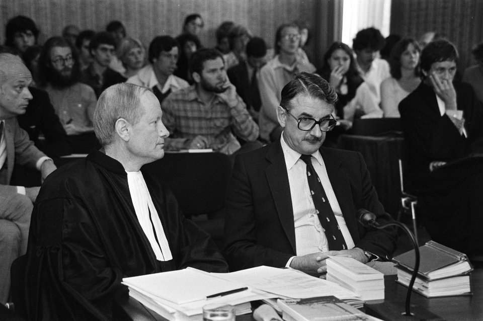 Mr. Korthals Altes, advocaat van de Staat, met rechts naast hem dhr. Schimmel, Bestanddeelnr 931-6390