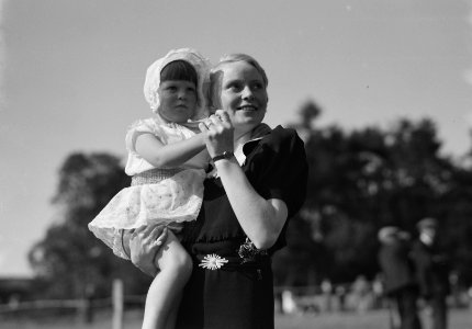Mrs. Dalrymple met een kind op de arm, Bestanddeelnr 190-1059