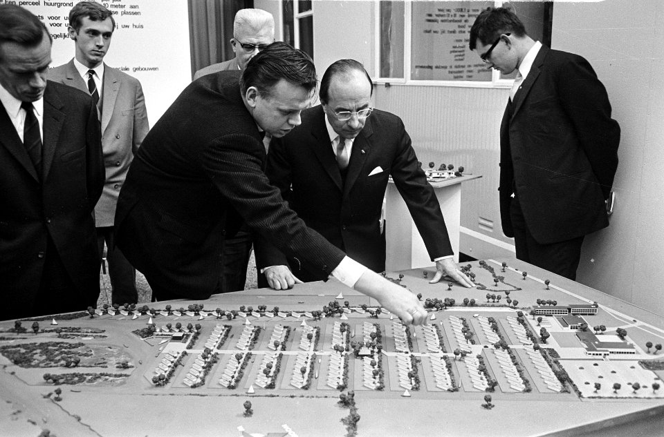 Mr. J. Cals opende caravan-tentoonstelling in de RAI, Bestanddeelnr 920-0212