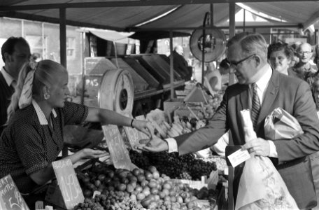 Mr. J. Bootsma , wethouder voor het marktwezen in Amsterdam, opent markt op het , Bestanddeelnr 922-7724