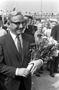 Mr. J. Bootsma , wethouder voor het marktwezen in Amsterdam, opent markt op het , Bestanddeelnr 922-7728
