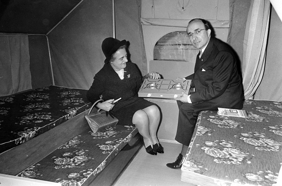 Mr. J. Cals opende caravan-tentoonstelling in de RAI, hij met echtgenote in cara, Bestanddeelnr 920-0210