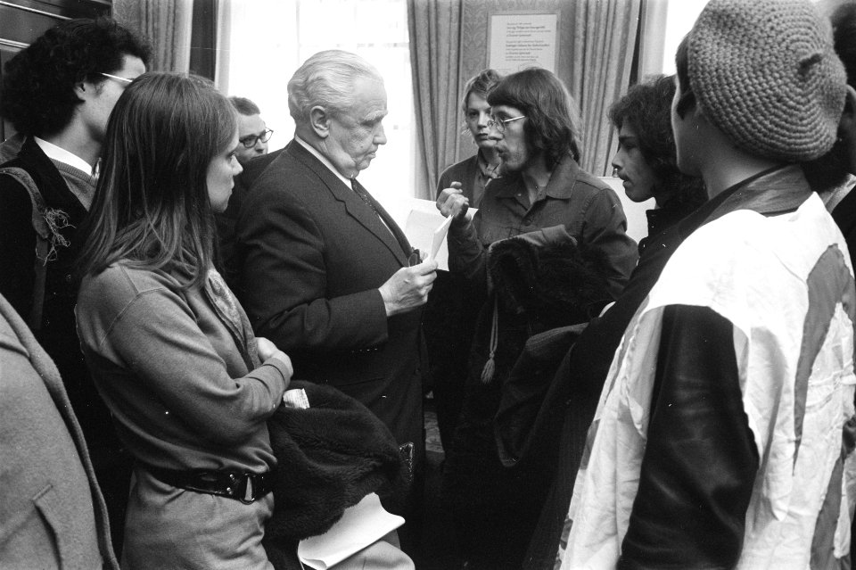 Mr. F.J.F.M. van Thiel, voorzitter van de Tweede Kamer, ontvangt delegatie van …, Bestanddeelnr 923-4455