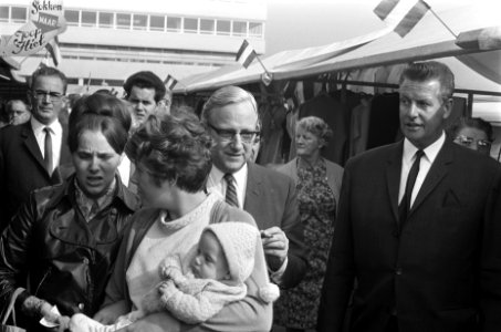 Mr. J. Bootsma , wethouder voor het marktwezen in Amsterdam, opent markt op het , Bestanddeelnr 922-7729