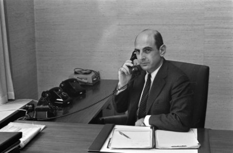 Mr. J. van Vollenhoven (kop) benoemd tot vice president in Nederland van de Cit, Bestanddeelnr 921-7694