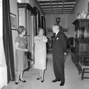 Mr DU Stikker en diens echtgenote wordt door koningin Juliana op Paleis Soest, Bestanddeelnr 916-6272