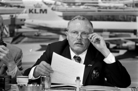 Mr Berkhouwer (voorzitter Europees Parlement ) geeft op Schiphol persconferenti, Bestanddeelnr 927-3693