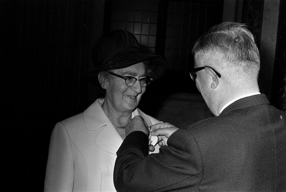 Mr. H.J. van der Poel (staatssecretaris CRM) speldt, Bestanddeelnr 923-5380