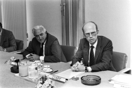 Mr. H.H. Nauta (waarnemend president-commissaris) (l) en ir. H.J.J. van Bussel (, Bestanddeelnr 932-7326