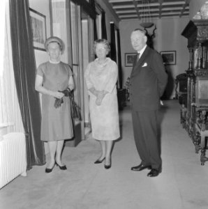 Mr DU Stikker en diens echtgenote door koningin Juliana op Paleis Soestdijk o, Bestanddeelnr 916-6275