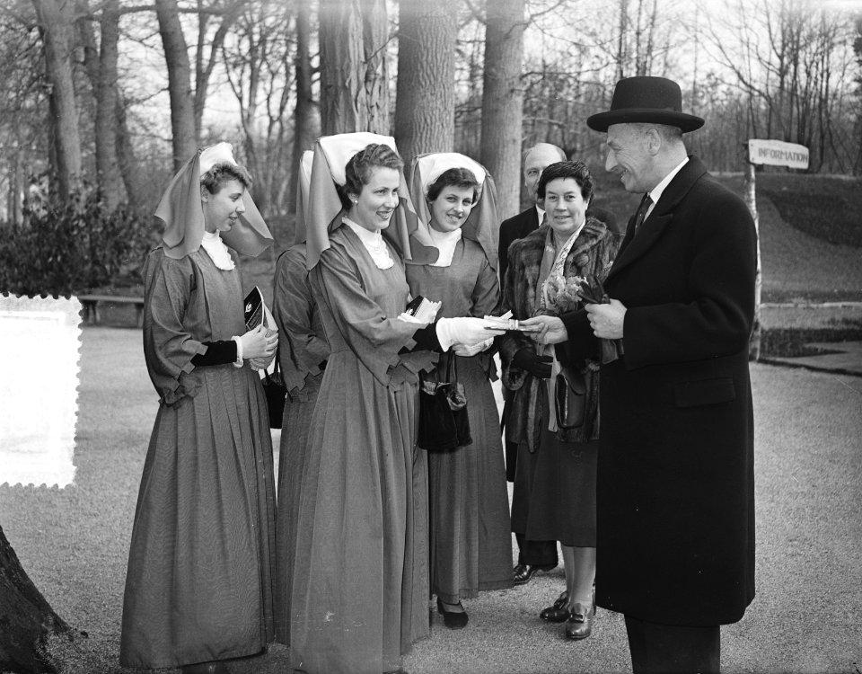 Mr. L. A. Kesper Commissaris der Koningin Zuid Holland opent Keukenhof, Bestanddeelnr 907-0480