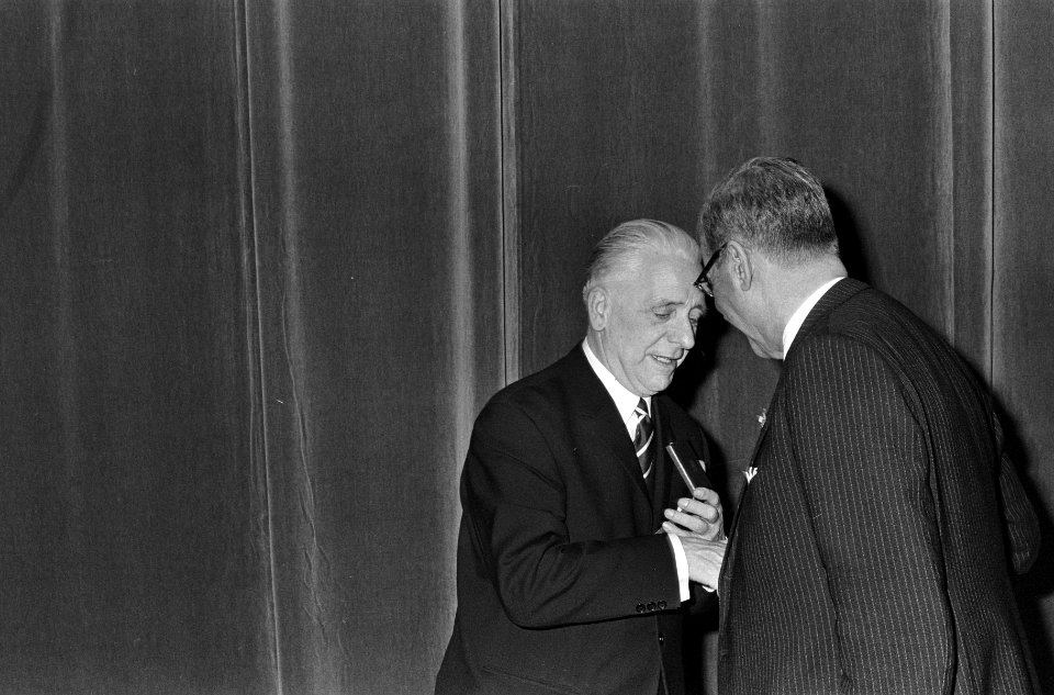 Mr Mijksenaar (l), rechts burgemeester van Amsterdam Gijsbert van Hall, Bestanddeelnr 919-8867