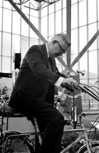 Mr. H.J. van de Poel, staatssecretaris van CRM opent de tentoonstelling van Twe…, Bestanddeelnr 923-2793