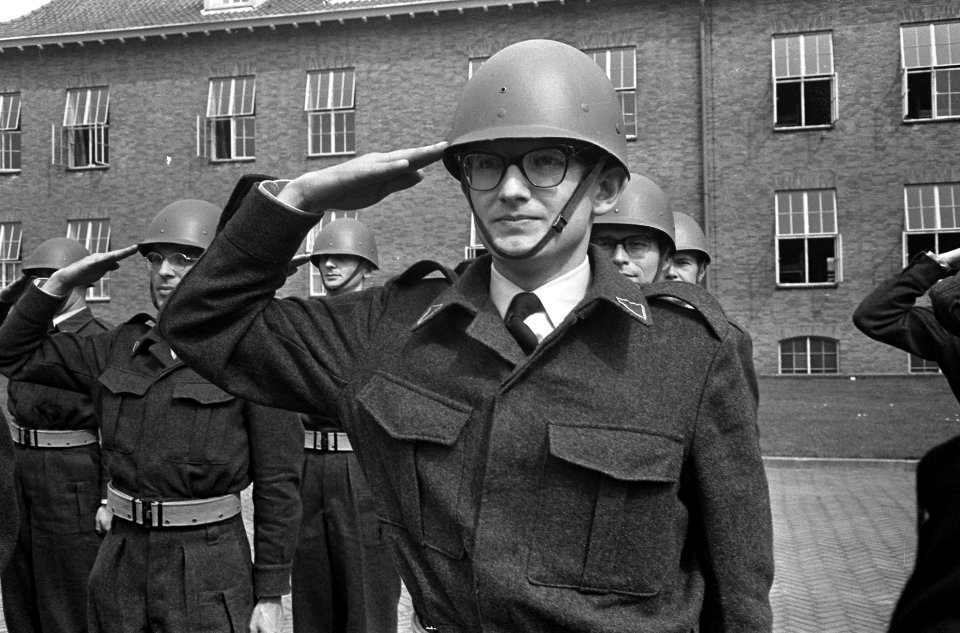 Mr. Pieter van Vollenhoven in militaire dienst bij de luchtmacht in Breda, mr. P, Bestanddeelnr 919-0823