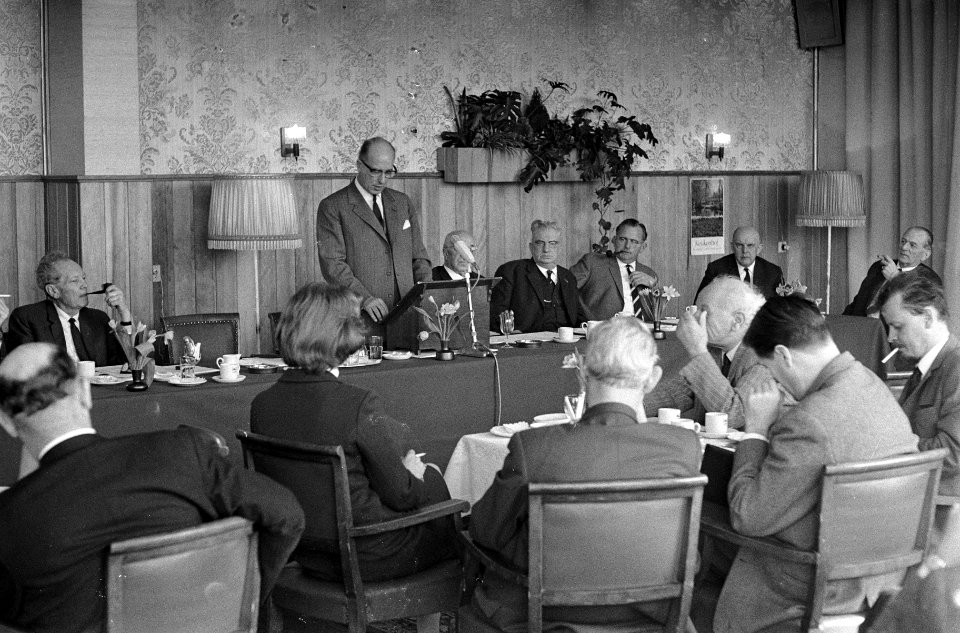 Mr. M. F. de Graaf , Burgemeester van Lisse (voorzitter Keukenhof) persconferent, Bestanddeelnr 920-1336
