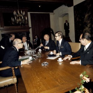 Mr. Pieter van Vollenhoven geeft zoon aan op stadhuis Nijmegen v.l.n.r. den Uyl, Bestanddeelnr 254-9605