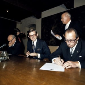Mr. Pieter van Vollenhoven geeft zoon aan op stadhuis Nijmegen v.l.n.r. den Uyl, Bestanddeelnr 254-9608