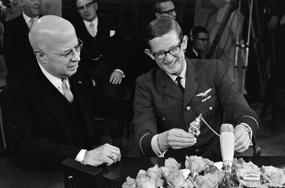 Mr. Pieter van Vollenhoven bekijkt de antieke zilveren rammelaar die hem is aan…, Bestanddeelnr 921-2714