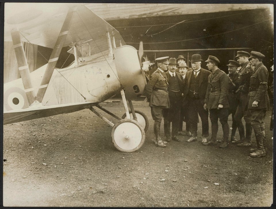 Mr. Massey interested in an aeroplane., Bestanddeelnr 158-1995