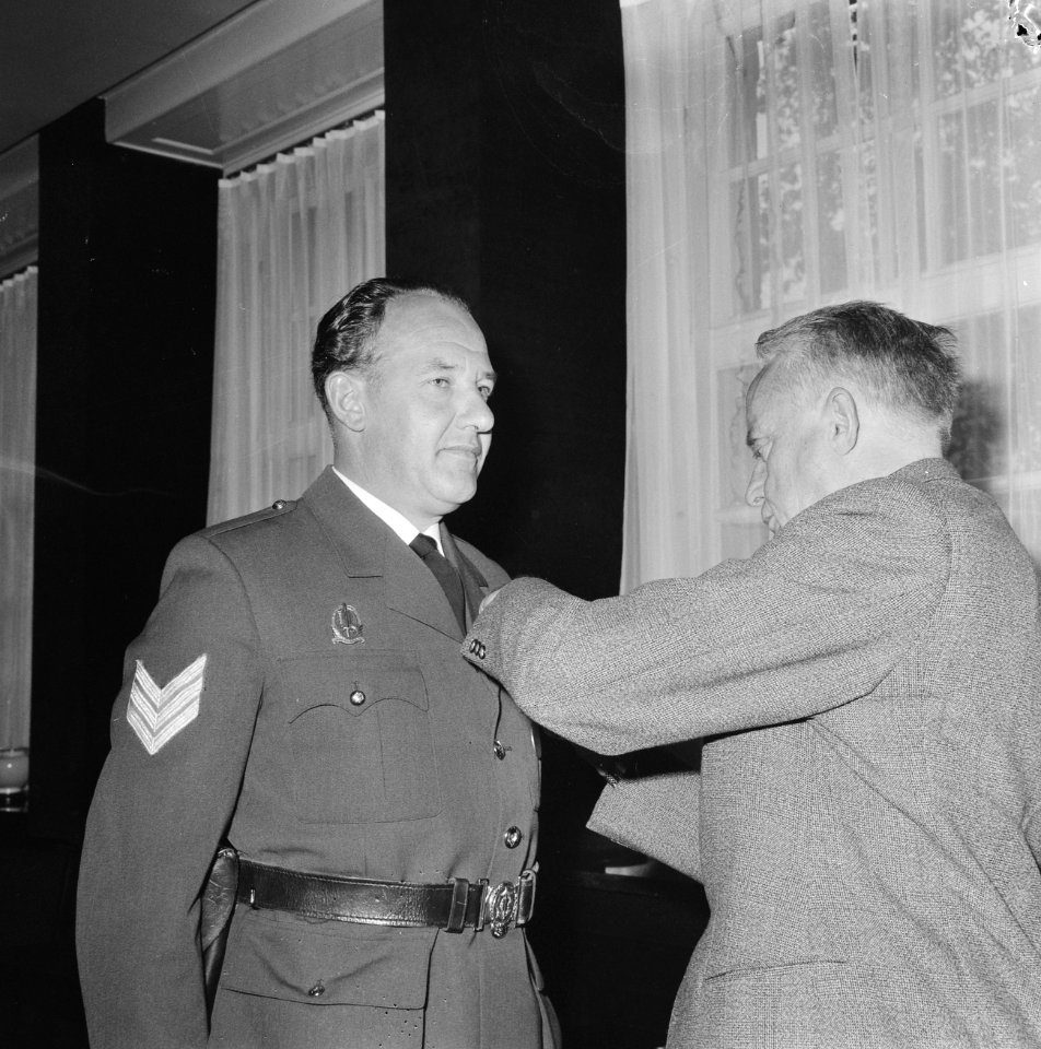 Mr. J. Klaasesz (voorzitter Carnegiefonds) reikte de bronzen medaille uit aan Ho, Bestanddeelnr 921-6091