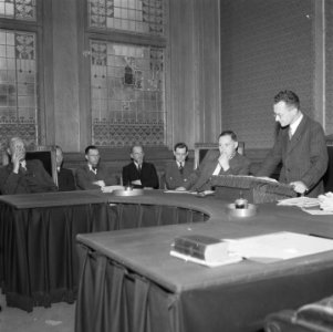 Mr. H. Holla opent de eerste zitting. Na lang wachten zijn eindelijk de zittinge, Bestanddeelnr 900-5602