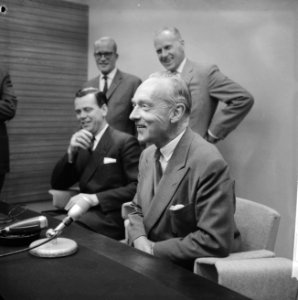 Mr van Rooyen terug in Nederland uit de VS (persconferentie op Schiphol), Bestanddeelnr 914-0031