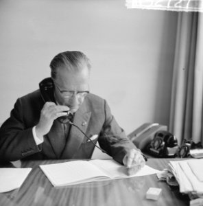 Mr. H. Alberda nieuwe KLM-president. Hier achter zijn bureau van de KLM in Den H, Bestanddeelnr 915-2727