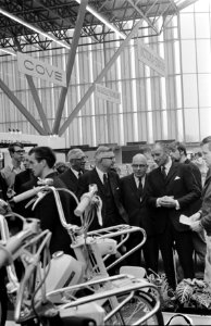 Mr. H. J. van de Poel , staatssecretaris CRM opent tentoonstelling van Tweewiele, Bestanddeelnr 923-2795