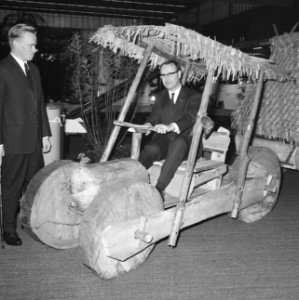 Mr. F. J. Kranenburg ( Commissaris Koningin in Noord Holland ) caravantentoonste, Bestanddeelnr 917-3862