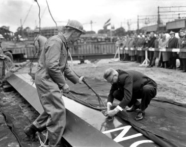Mr. G. van t Hull verricht eerste Kiellegging voor IJ-tunnel element, Bestanddeelnr 914-0963