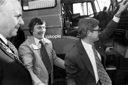 Mr Pieter van Vollenhoven reikt in Lunteren 2000e diploma voor beroepschauffeur, Bestanddeelnr 930-1017