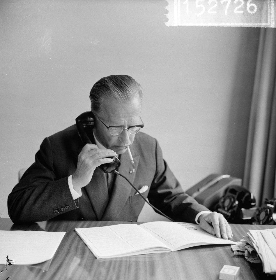 Mr. H. Alberda nieuwe KLM-president. Hier achter zijn bureau van de KLM in Den H, Bestanddeelnr 915-2726